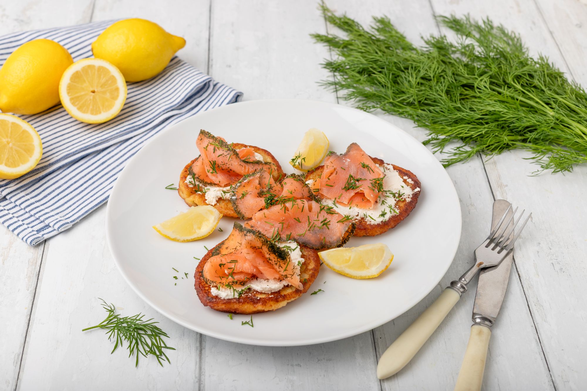 Placki ziemniacznae z wędzonym łososiem 