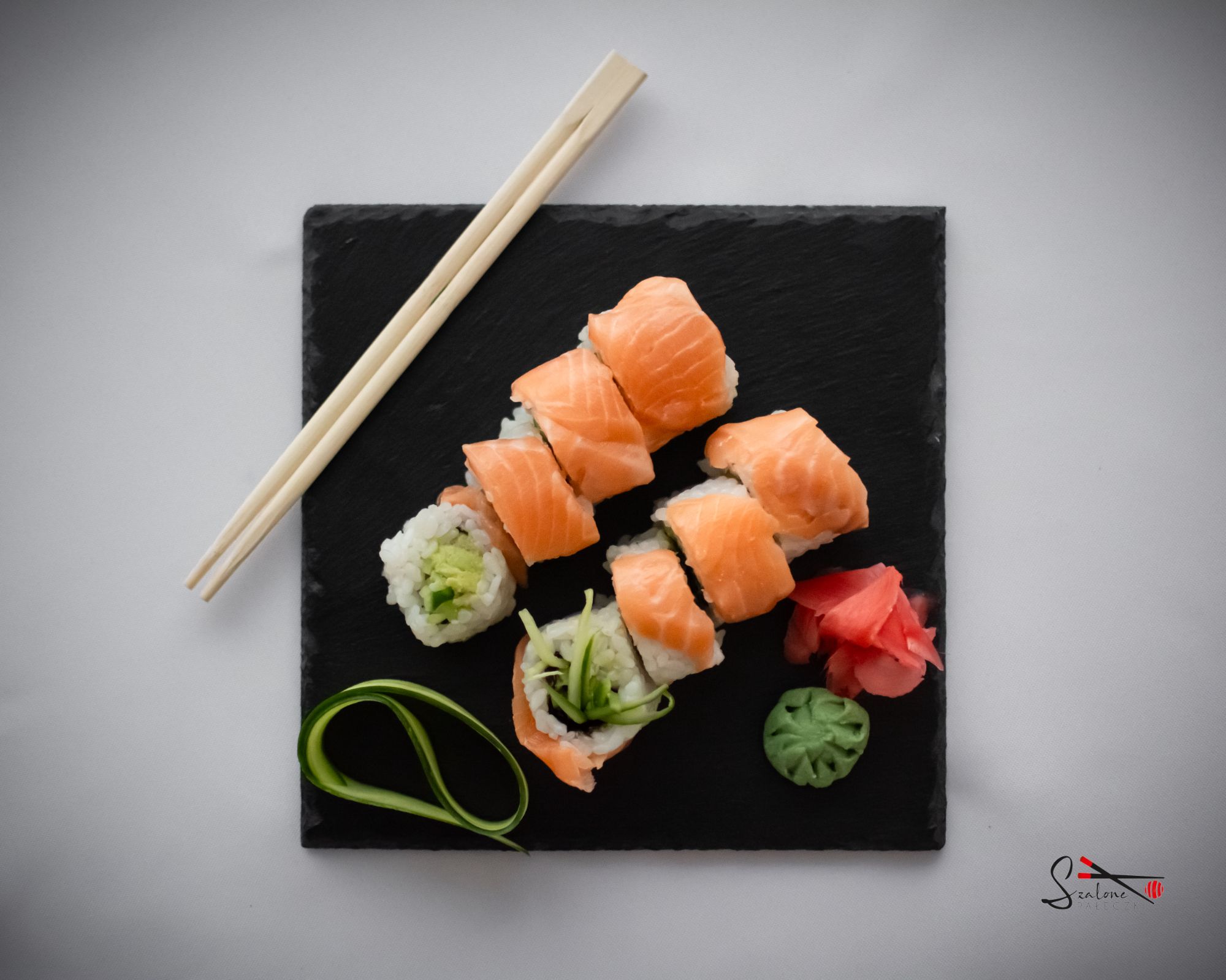 Uramaki owijane surowym łososiem