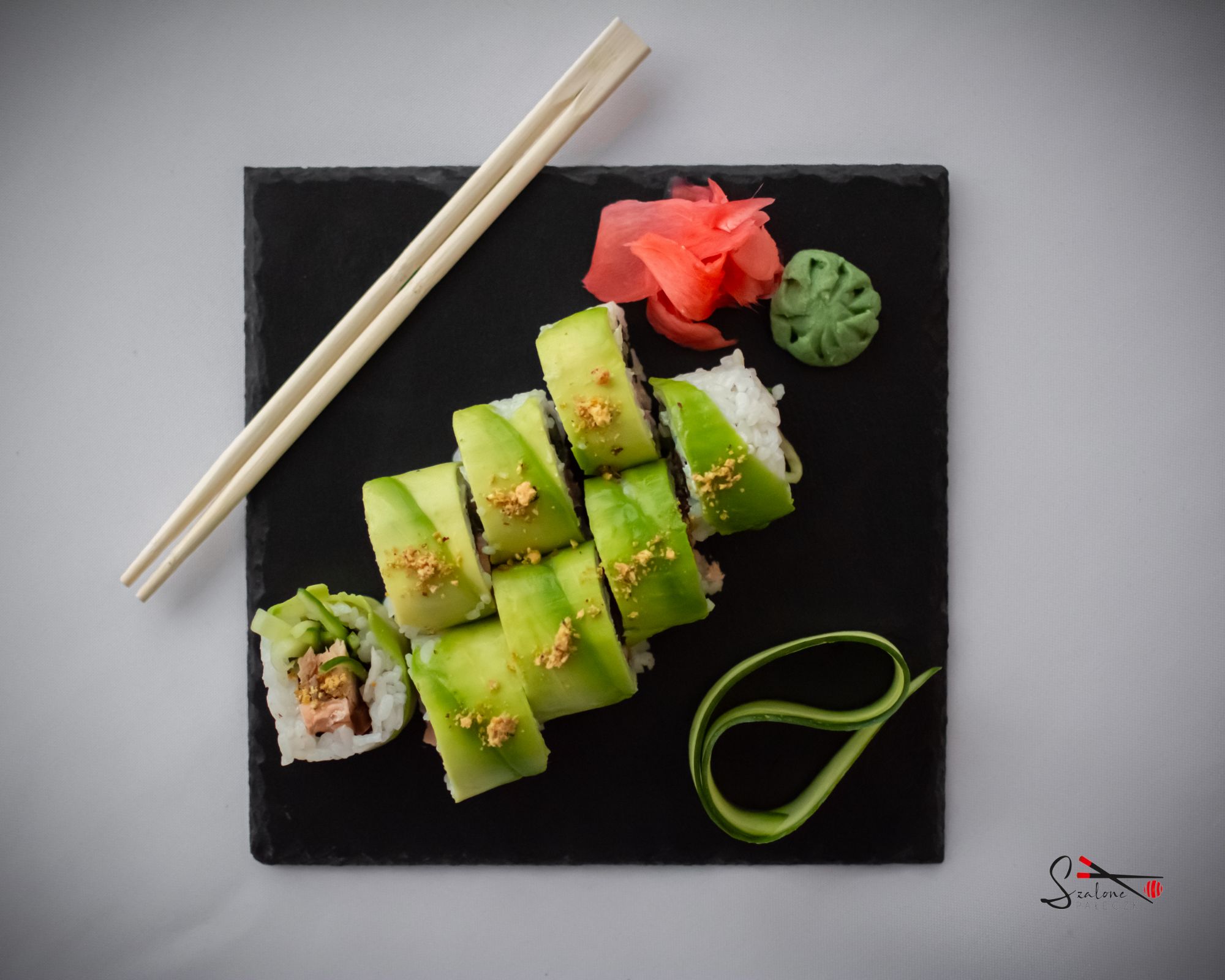 Uramaki pieczony łosoś, owijane awokado z pistacjami
