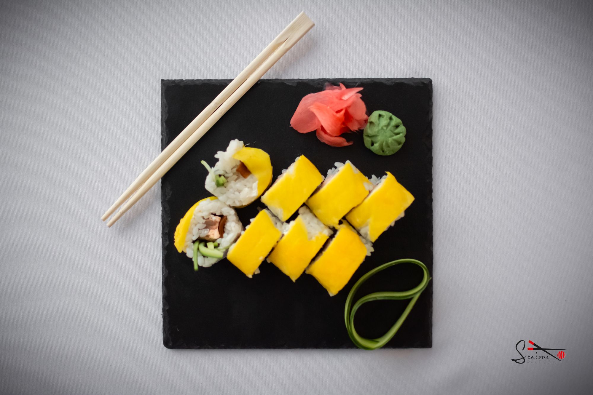 Uramaki pieczony łosoś owijany mango