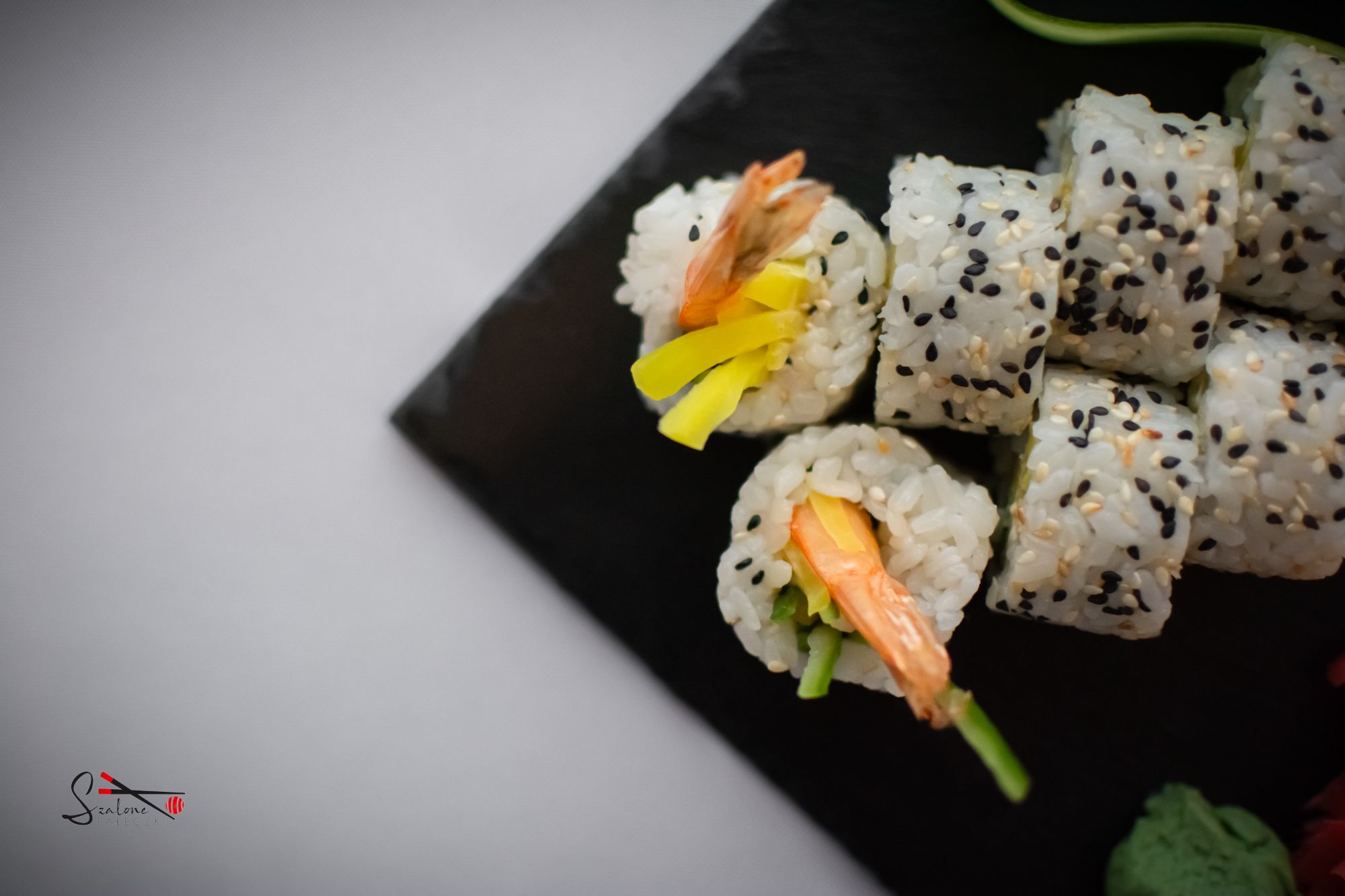 Uramaki krewetka w tempurze i sezam