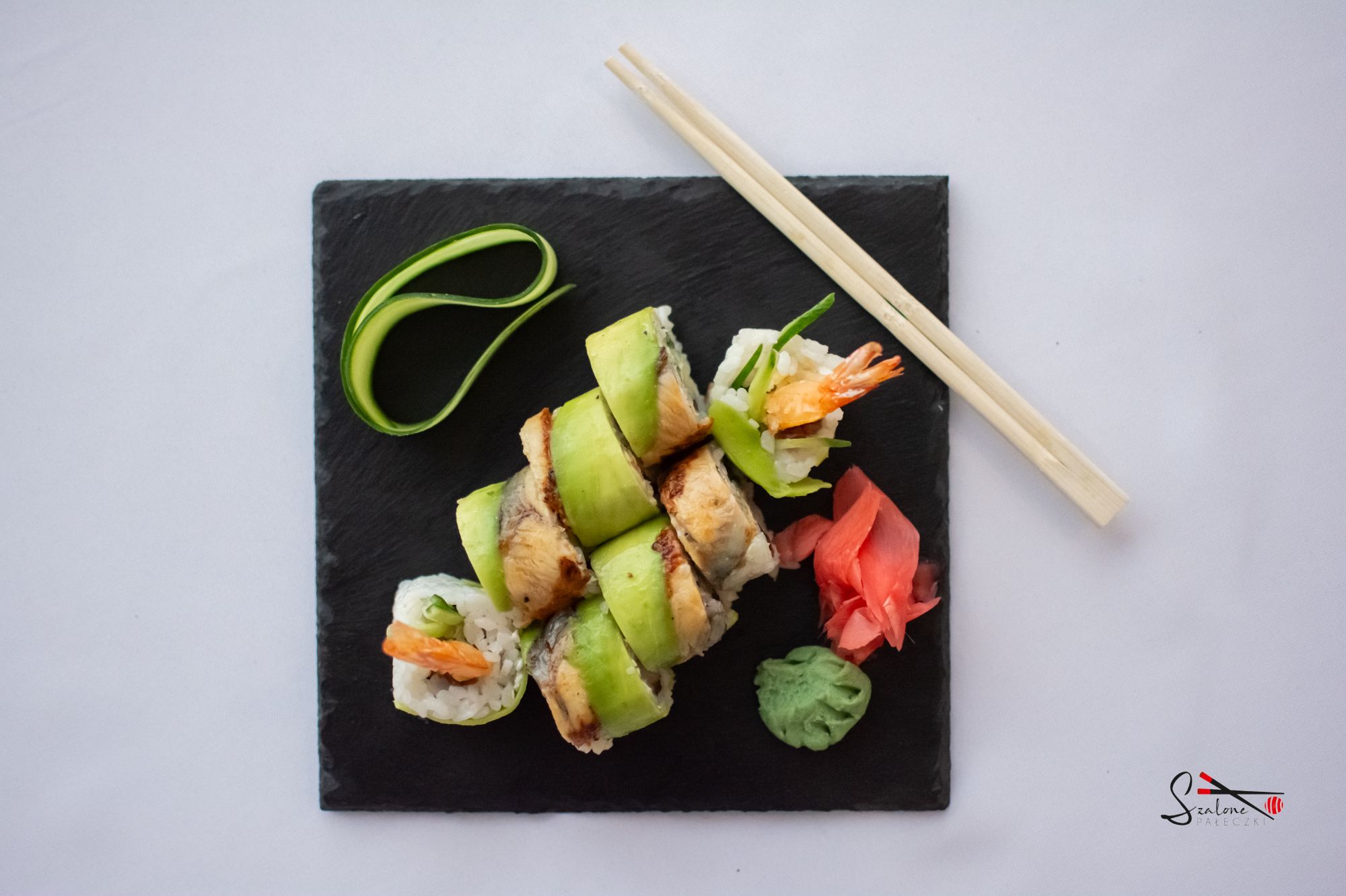 Uramaki pieczony łosoś, owijane awokado z pistacjami