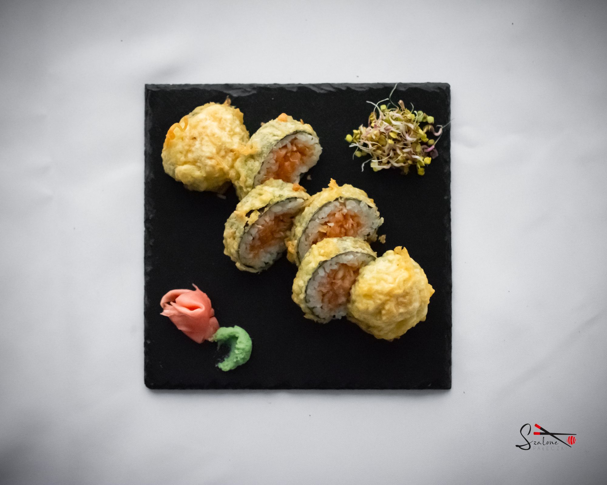 Futomaki tatar z łososia w tempurze (cała rolka)