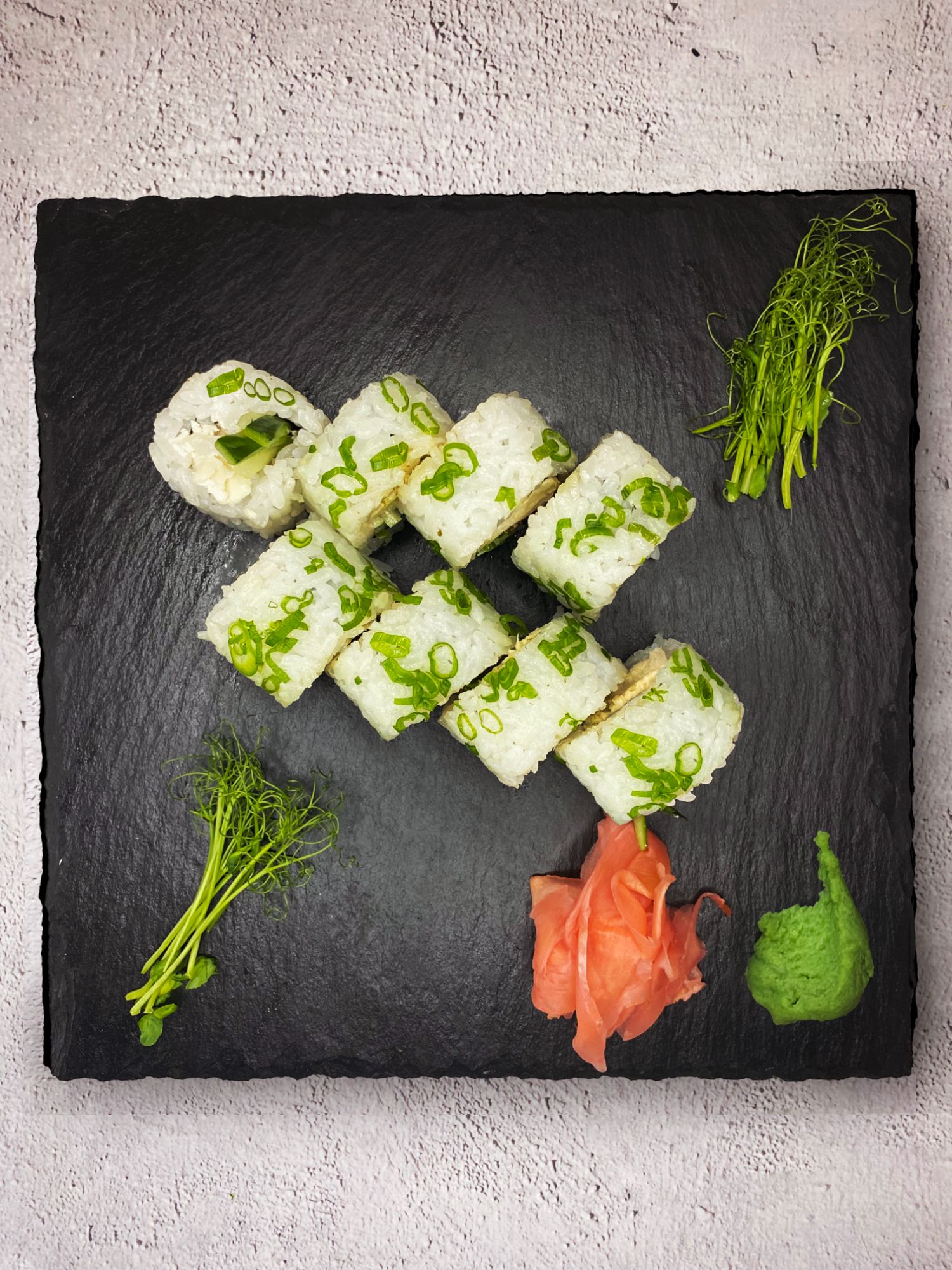 Uramaki pieczona ryba maślana i szczypiorek