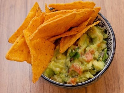 Guacamole i nachosy