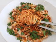 Spaghetti Bolognese z wołowiną i serem grana padano / spaghetti bolognese with ground beef and grana padano cheese 