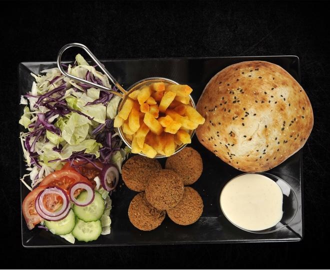 Falafel (de post) la farfurie