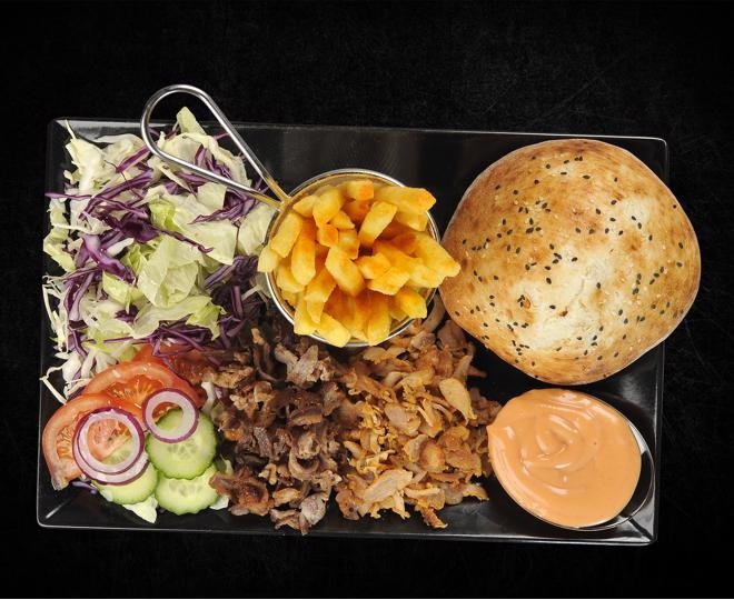 Doner de pui la farfurie