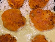 Pieczone klopsiki z batatów i ciecierzycy w kremowym sosie z orzechów nerkowca podawane z ryżem jaśminowym