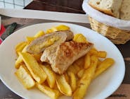 Pohana piletina punjena sirom, krumpir lađice i aurora umak