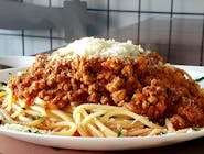 Špageti bolognese s parmezanom