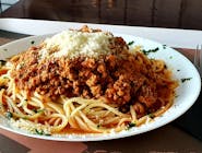 Špagete bolognese s parmezanom