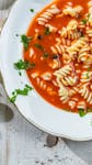 Zupa pomidorowa ze świeżymi pomidorami i makaronem
