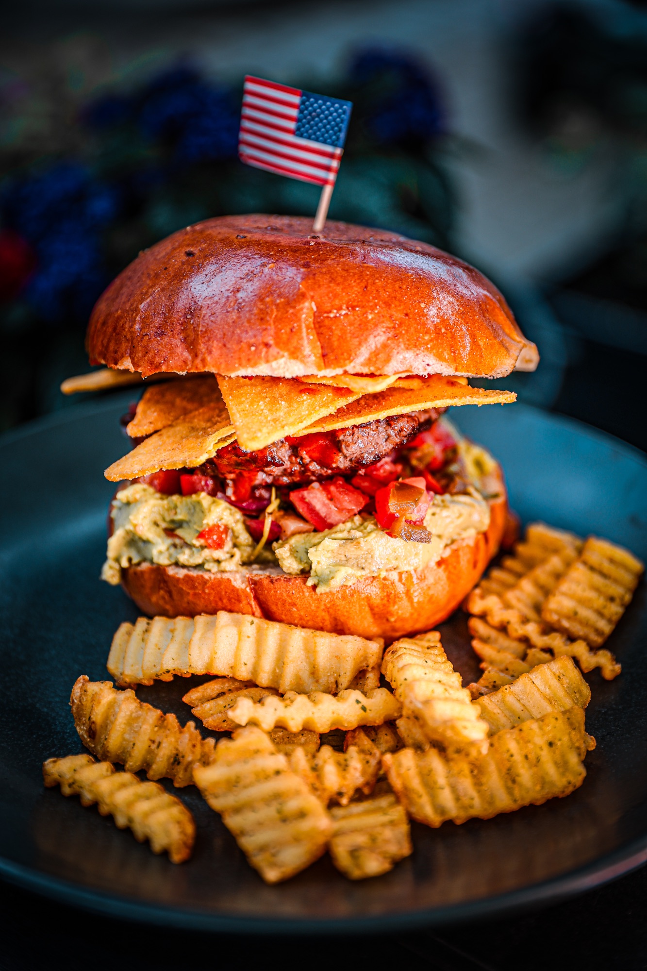 Burger żyleta z frytkami