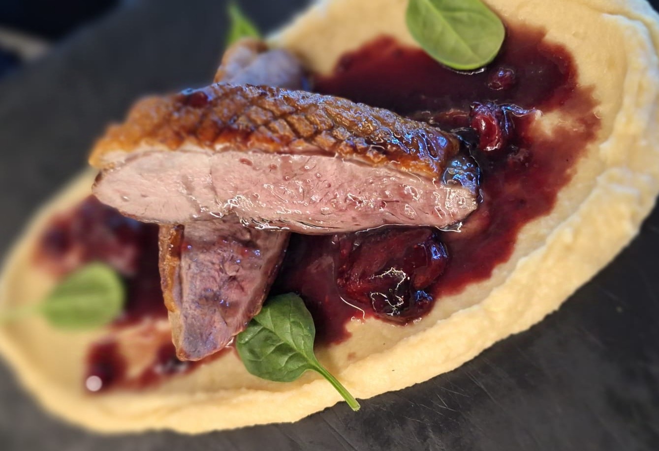 Piept de rață servit cu piure de păstârnac și sos de fructe de pădure