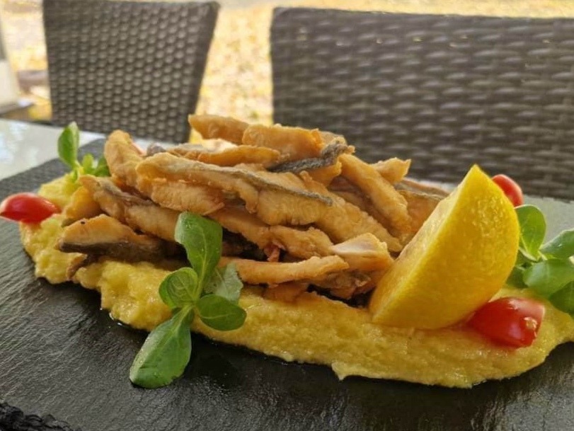 File de păstrăv crocant cu usturoi și mămăligă