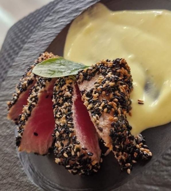 Ton roșu în crustă de semințe