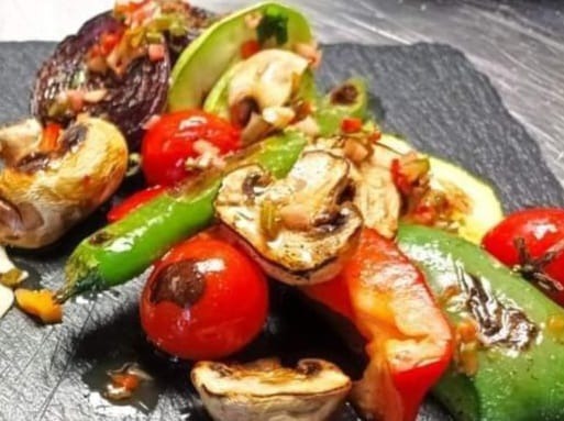 Legume la grătar (ciuperci, ardei gras, dovlecei roșii cherry, ardei iute, ceapă roșie)