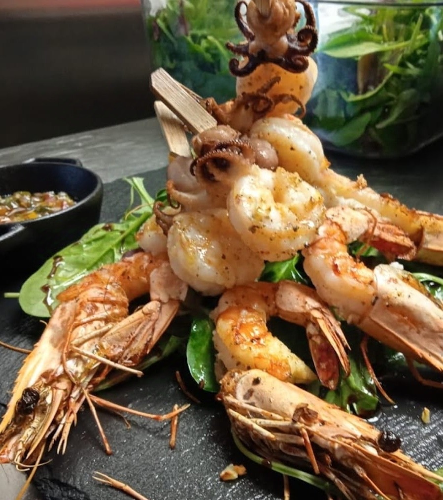 Frigărui din fructe de mare și salsa de legume