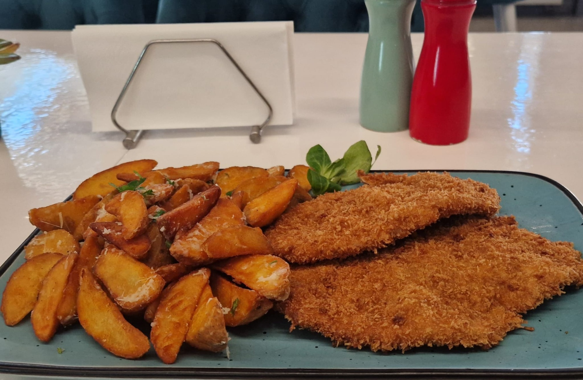 Șnițel din mușchi de porc cu cartofi wedges