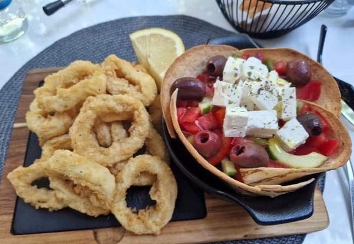 Calamar Tempura cu salată grecească