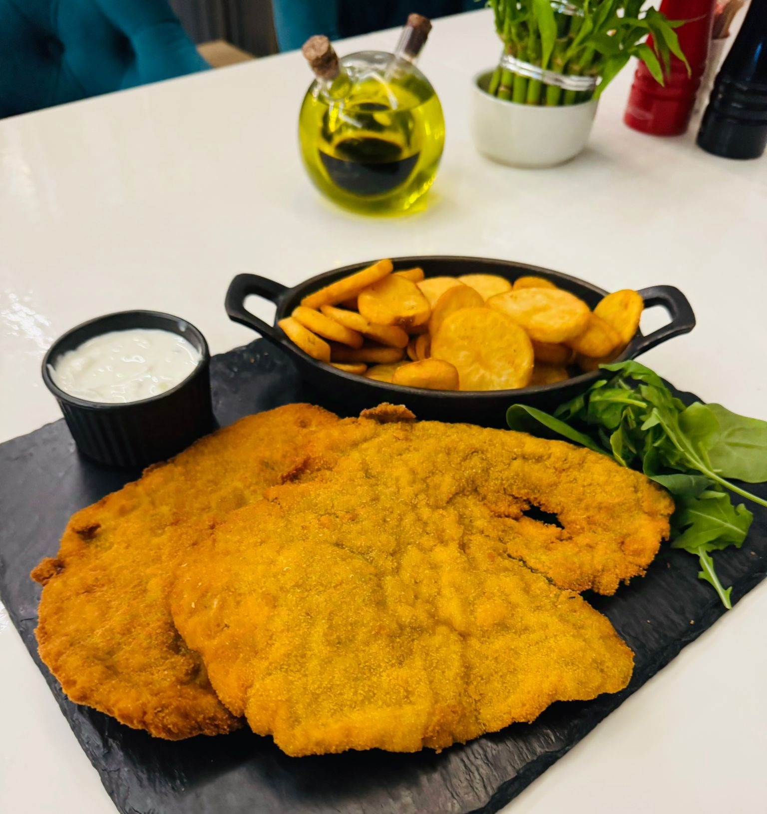 Șnițel vienez cu cartofi rondele cu curry și sos