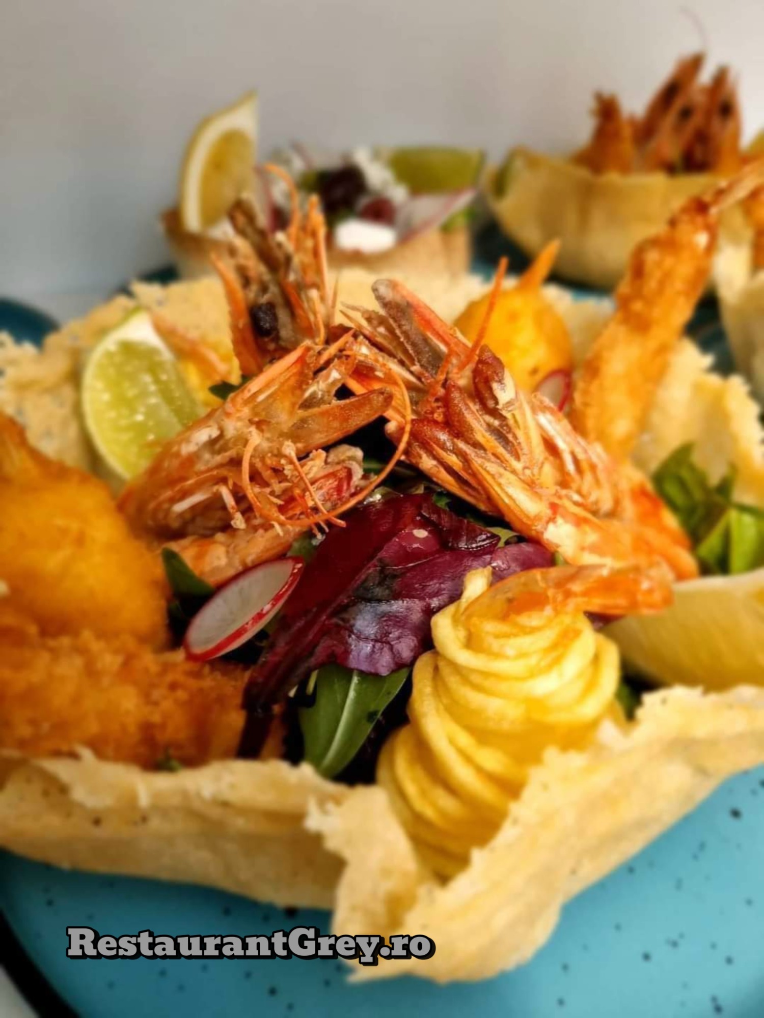 Coșuleț din parmezan cu fructe de mare