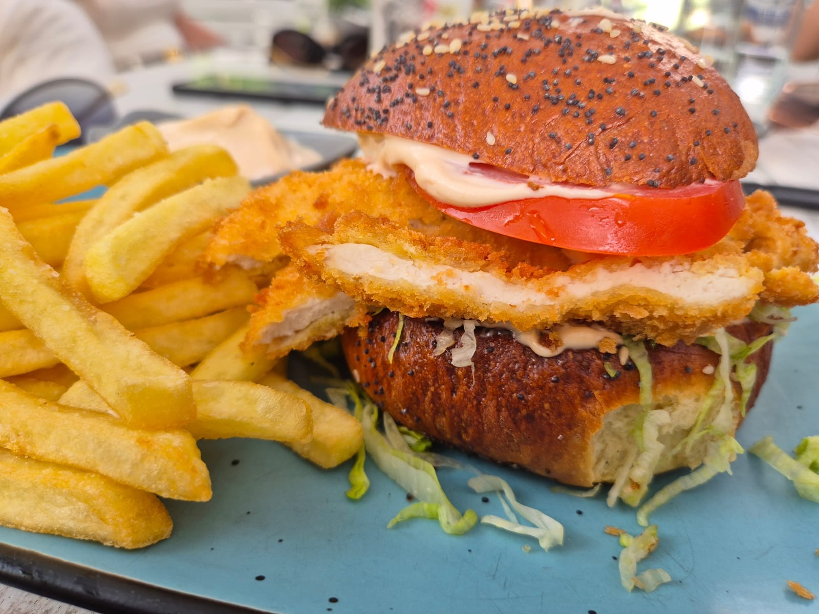 Crispy chicken burger cu cartofi prăjiți și sos cocktail