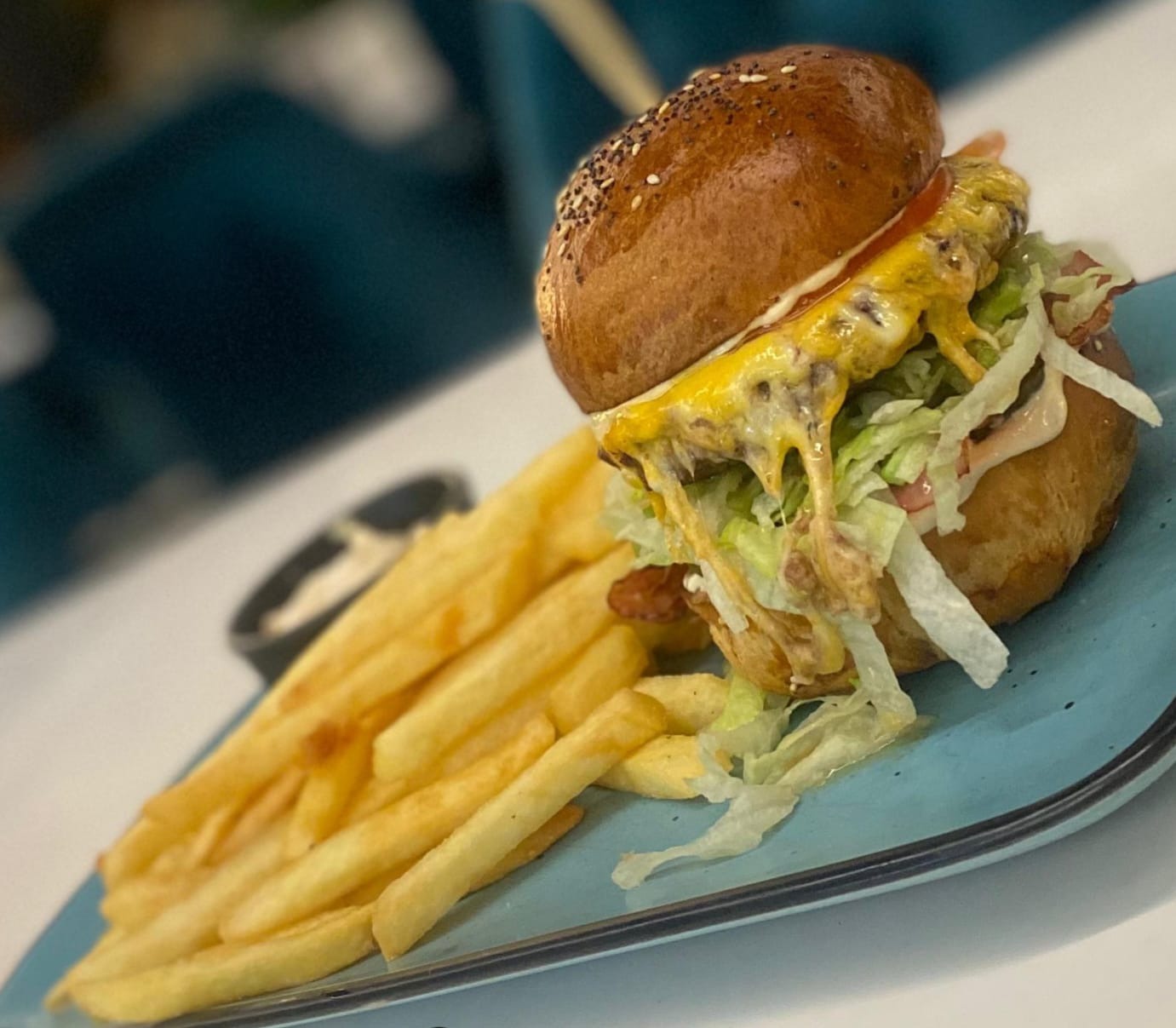 Cheeseburger cu cartofi prăjiți și sos cocktail