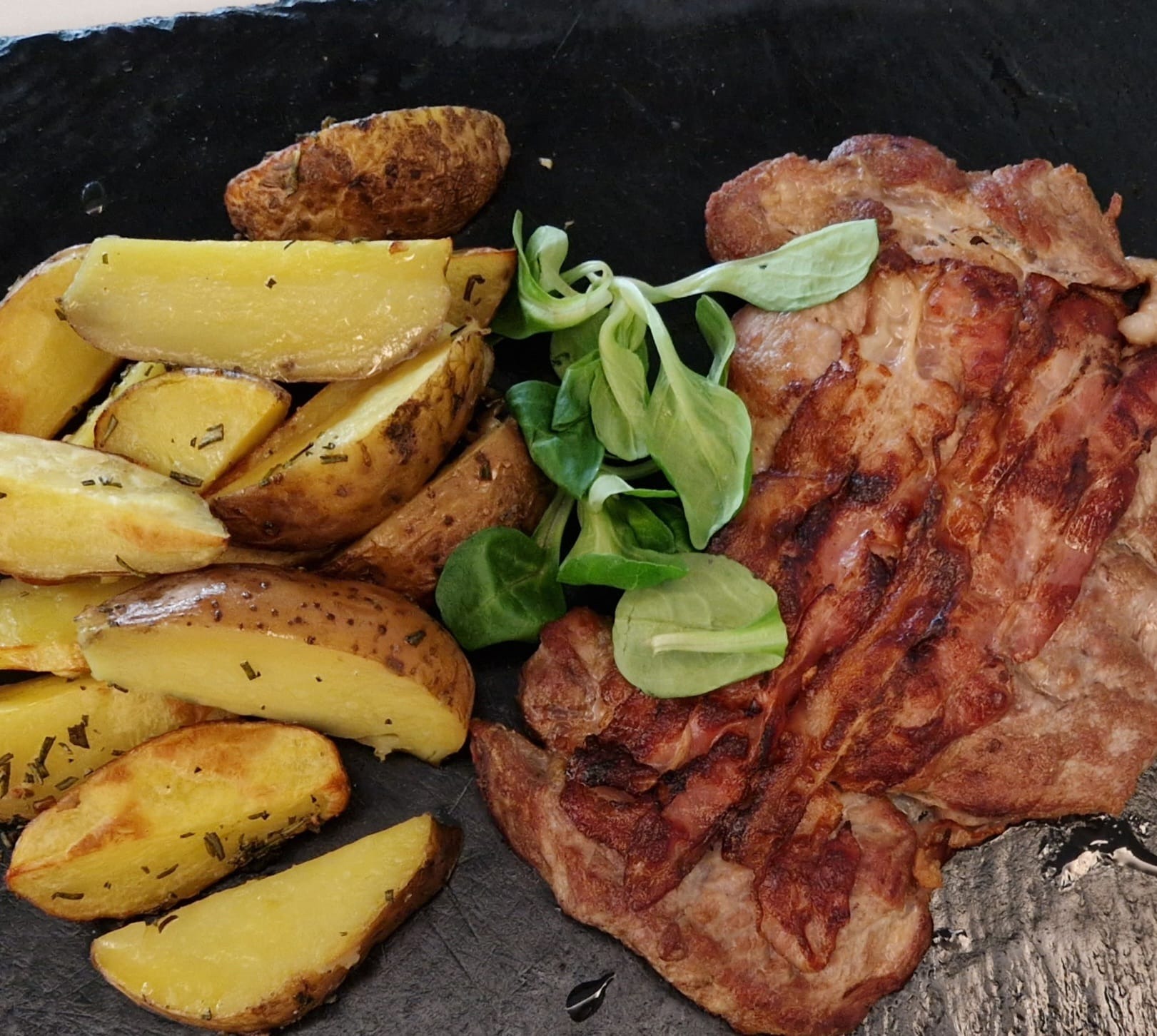 Ceafă țigănească servită cu cartofi cu rozmarin