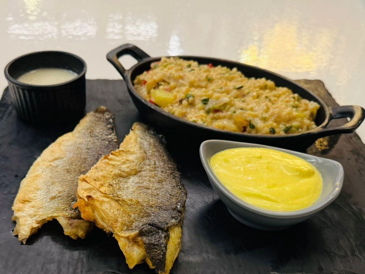 File de biban servit cu cous cous legume și sos de lămâie