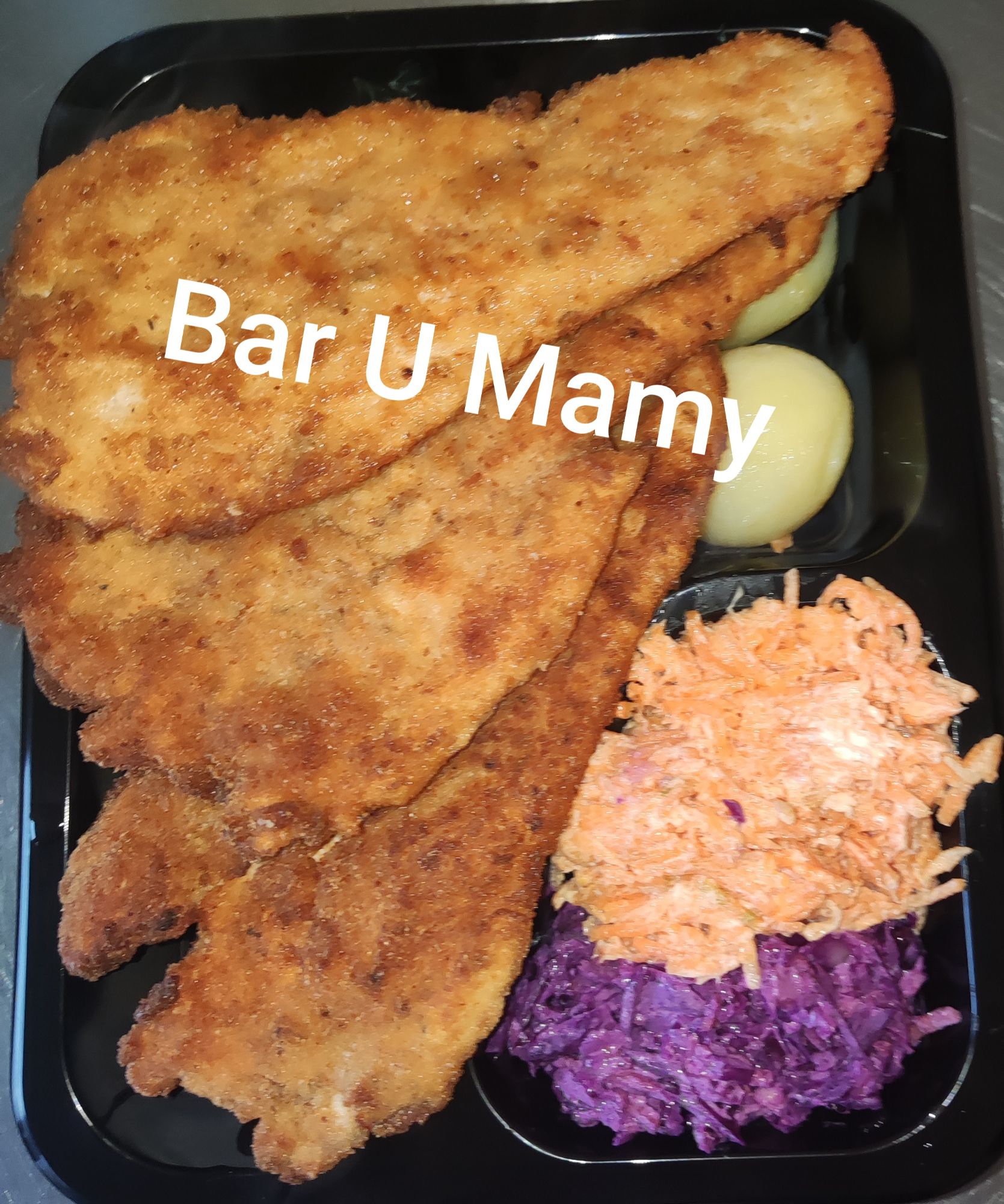 Filety rybne, puree ziemniaczane i surówki, podane w pojemniku z napisem "Bar U Mamy".