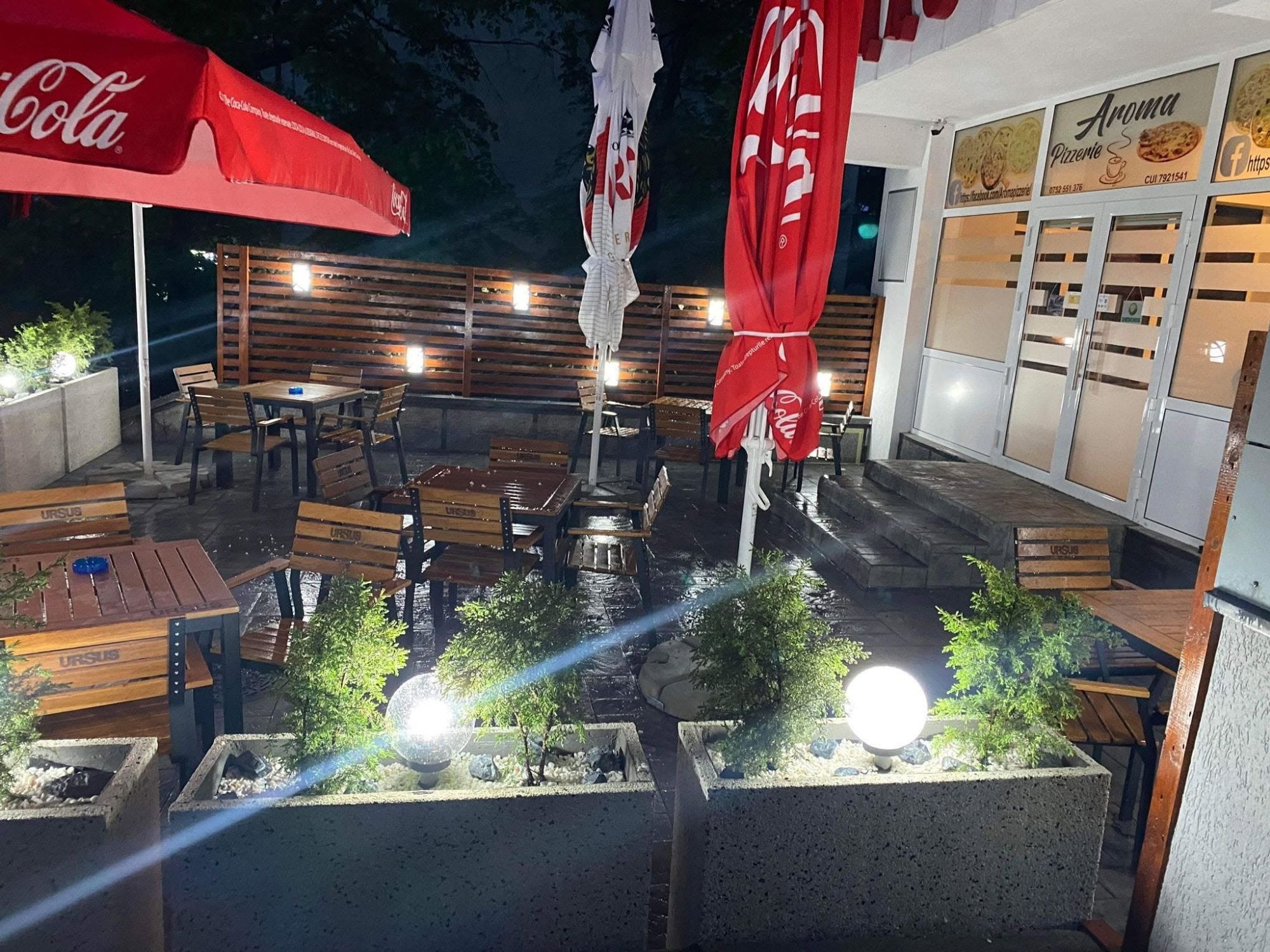 Terasa Aroma Pizzerie iluminată seara