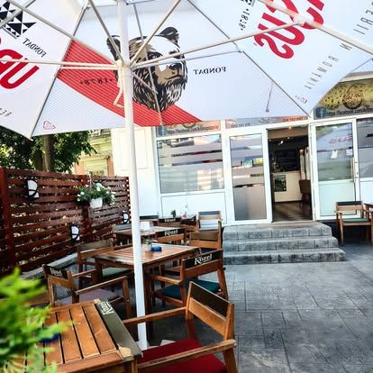 Terasa Aroma Pizzerie și intrarea în restaurant