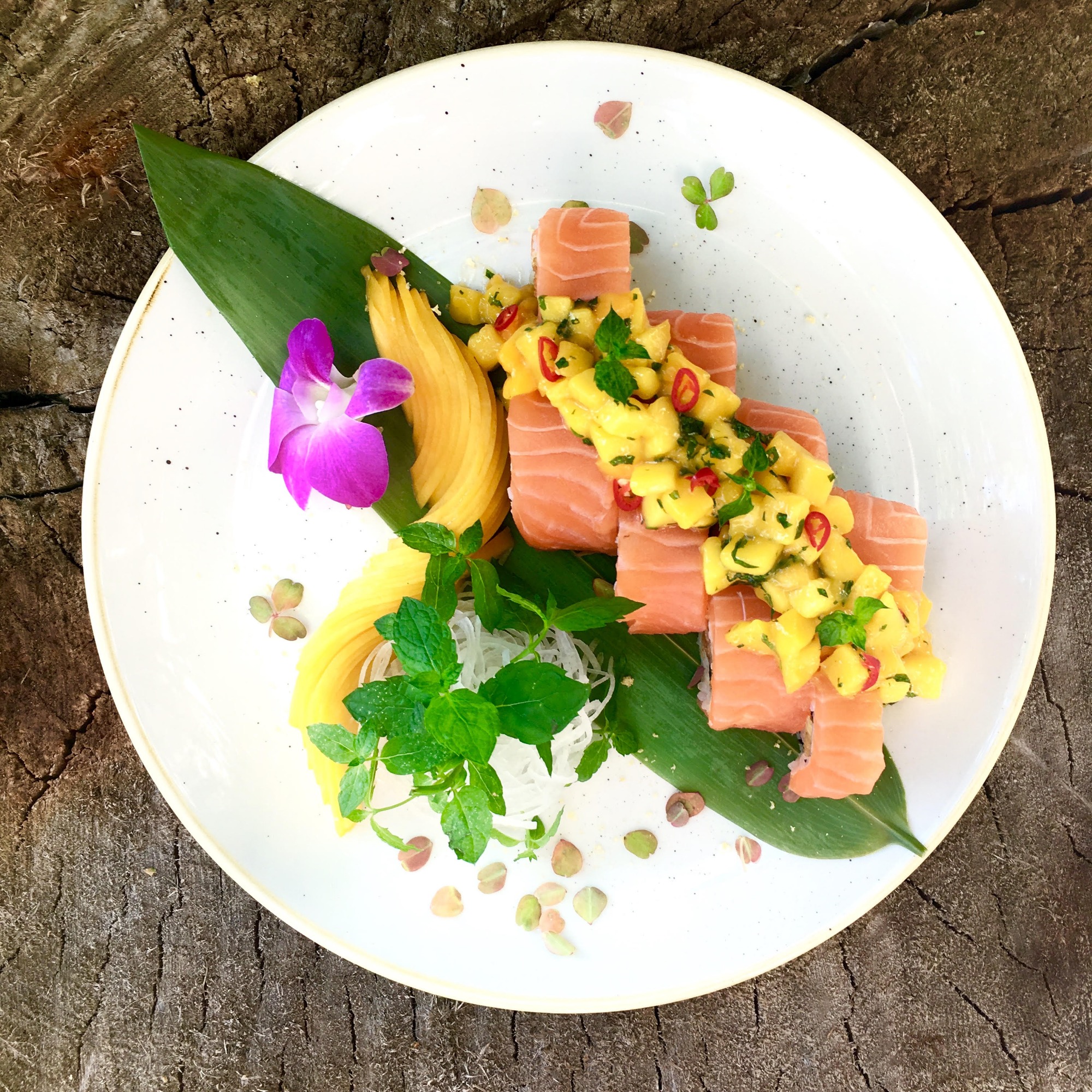 California Yellow  - tatar z surimi/ awokado/ owinięta łososiem/ salsa mango/ sos yuzu (4 szt.) 