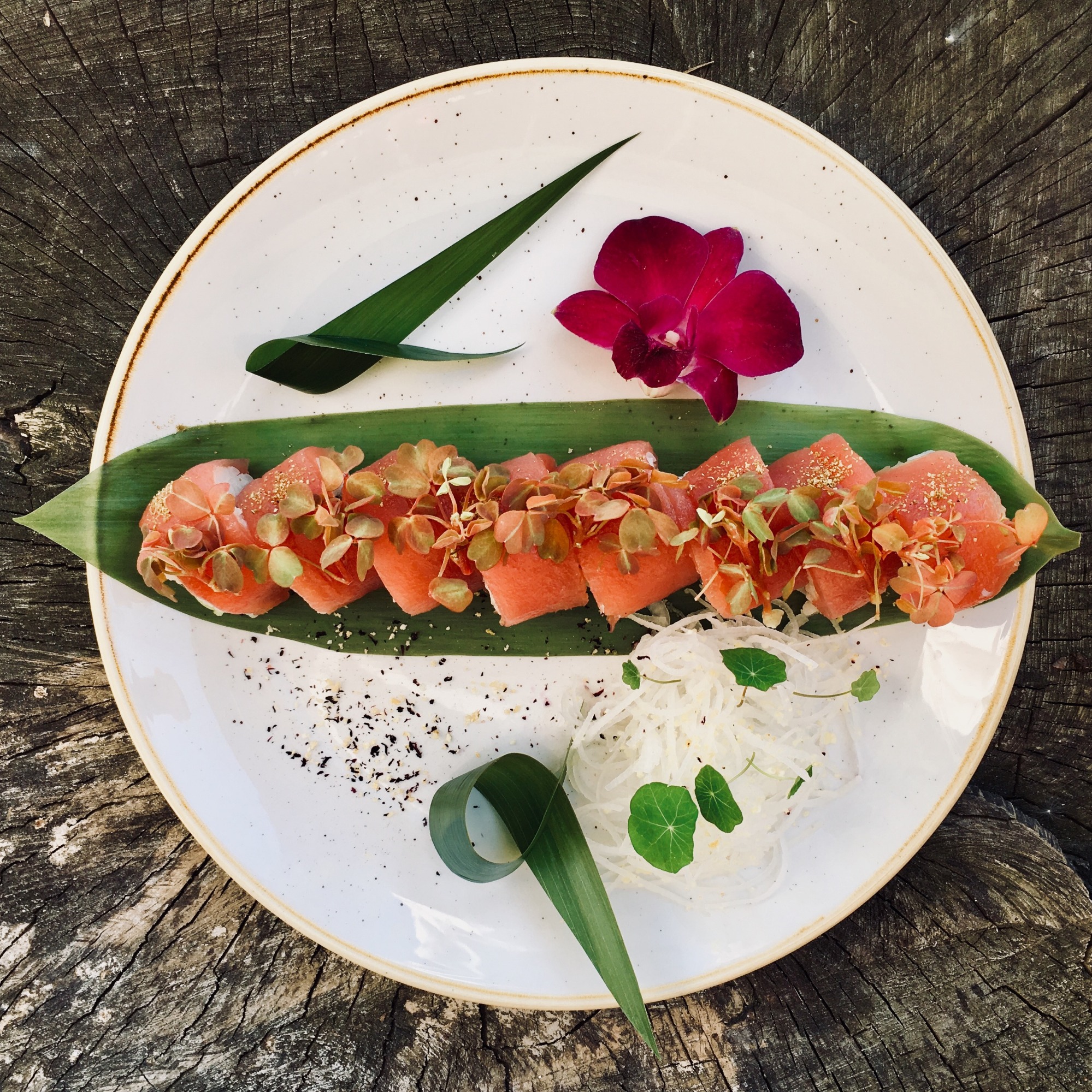 California Red  - krewetka w tempurze/ ogórek/ oshinko/ por/ pikantny dressing/ owinięta tuńczykiem/ zielone Tabasco/ sansho (4 szt.)