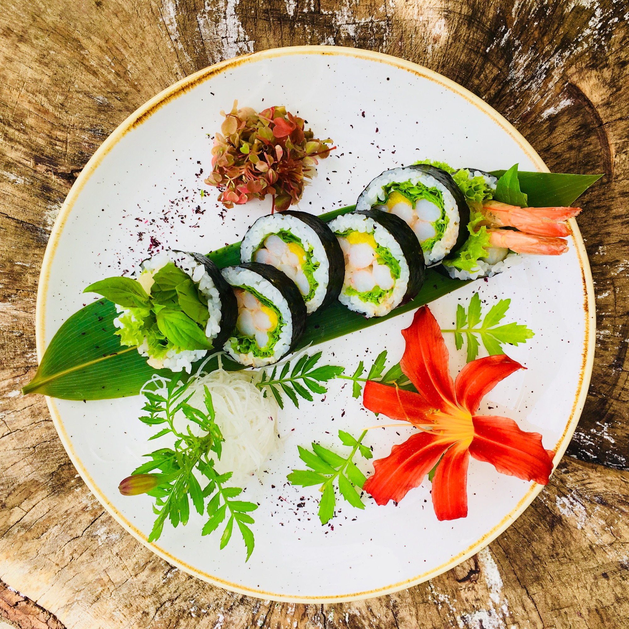 Futomaki Krewetki smażone na patelni z chili, czosnkiem i kolendrą / awokado / serek Philadelphia