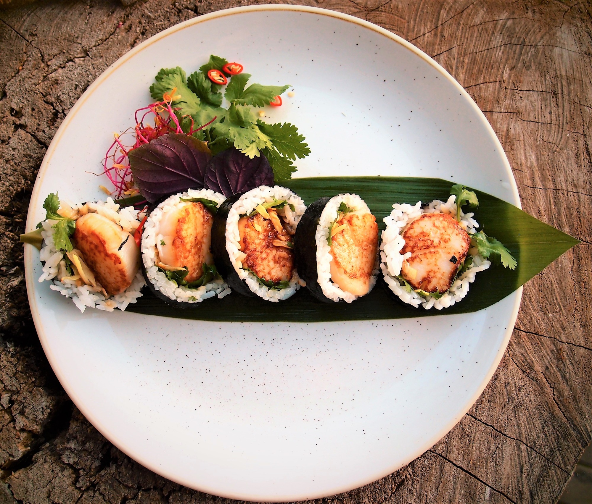 Futomaki Małże św. Jakuba smażone z sake, czosnkiem i kolendrą / awokado / oshinko / pikantny dressing