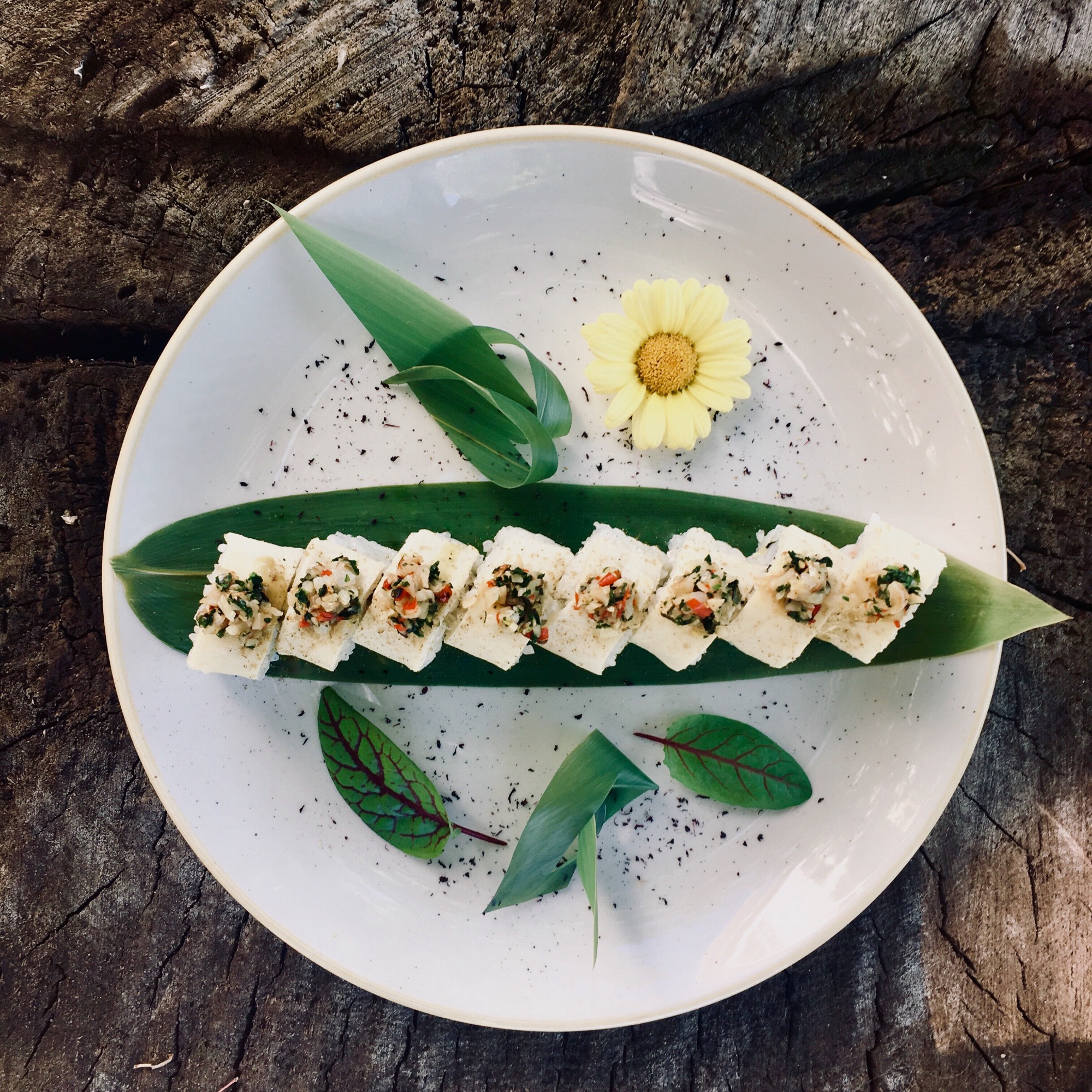 California White  - krewetki z patelni/ chili/ czosnek/ kolendra/ oshinko/ serek Philadelphia/ owinięta opalaną rybą maślaną/ zielone Tabasco/ sansho (4 szt.)