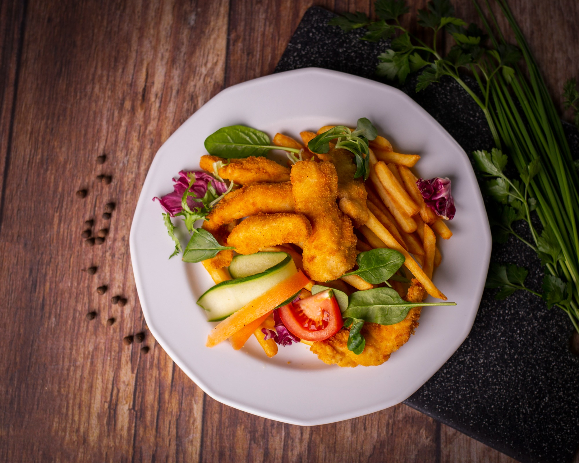 nuggetsy, stripsy z kurczaka dla dzieci w restauracji