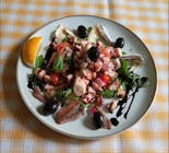 Hobotnica salata (hobotnica, inćuni, cherry rajčice, luk, masline)