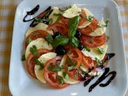 Caprese salata (mozzarella, rajčica)