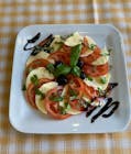 Caprese salata (mozzarella, rajčica)