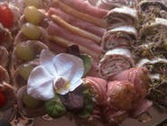 Patera mix 31szt : tortelinki z łososiem wędzonym, tortelinki z indykiem, galantyna drobiowa, szynki ze szparagiem, szynki z sałatką warzywną