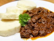 MENU 4B :  Maďarský hovädzí guláš / vyzreté hovädzie mäso /, domáca varená knedľa