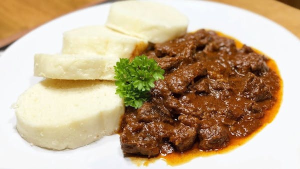 MENU 4B :  Maďarský hovädzí guláš / vyzreté hovädzie mäso /, domáca varená knedľa