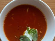 Zupa pomidorowa z makaronem i straciatellą