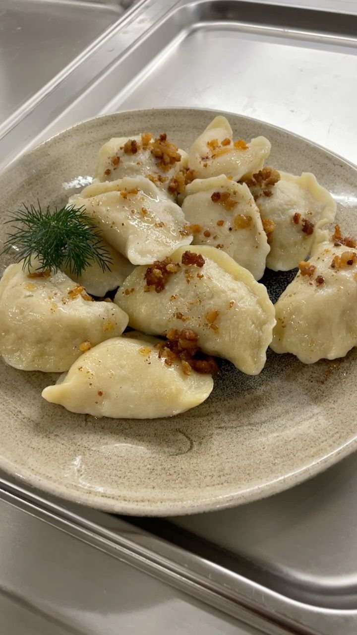 Selekcja domowych pierogów z mięsem