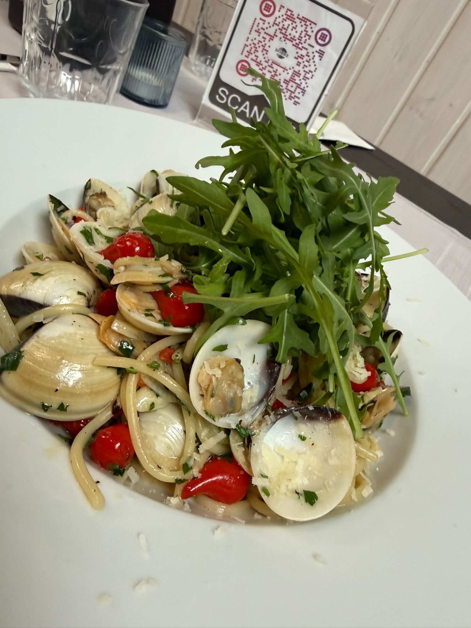Tagliatelle aglio oglio z vongolami