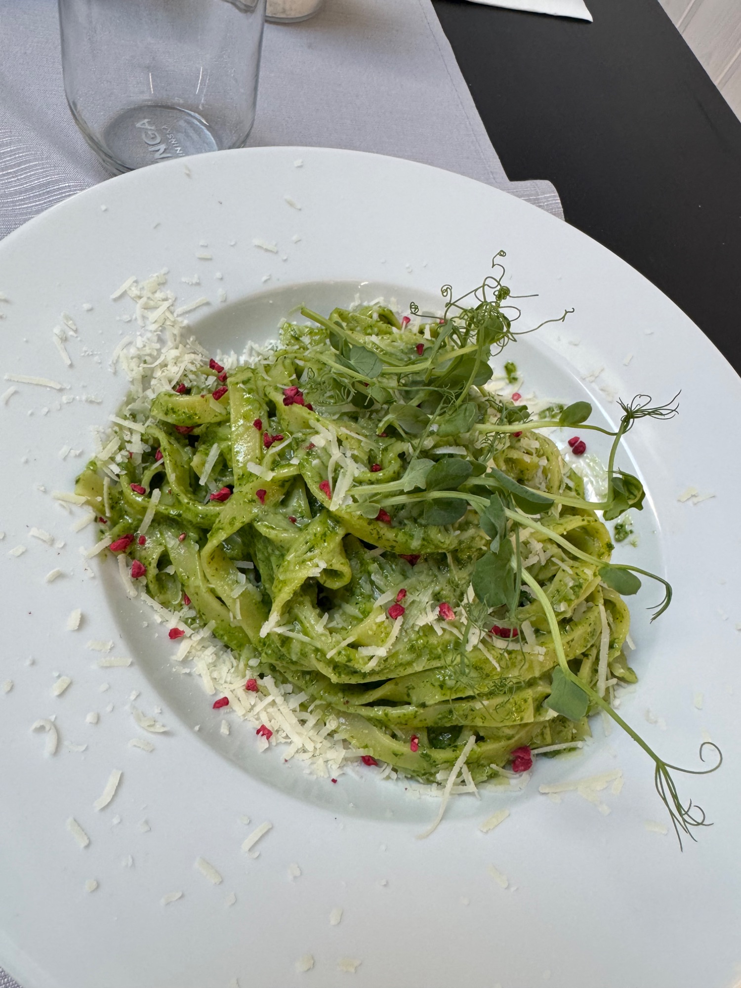 Domowe tagliatelle z zielonym pesto